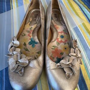 Born Women's Metallic Gold Floral Flats